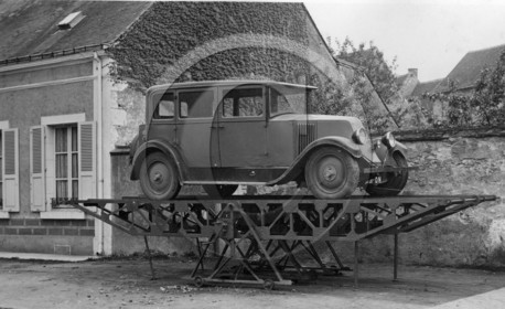 AU 4247 Renault sur pont a manivelle et cable .jpg